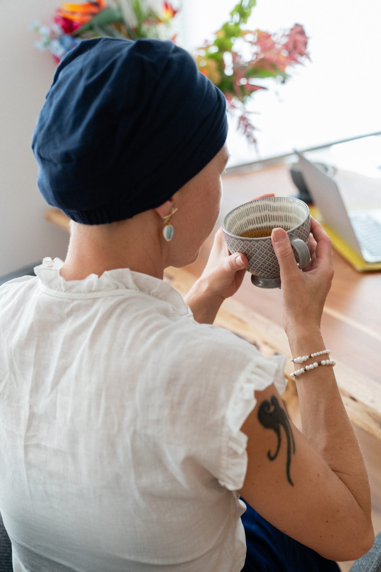 Brustkrebspatientin mit Teetasse