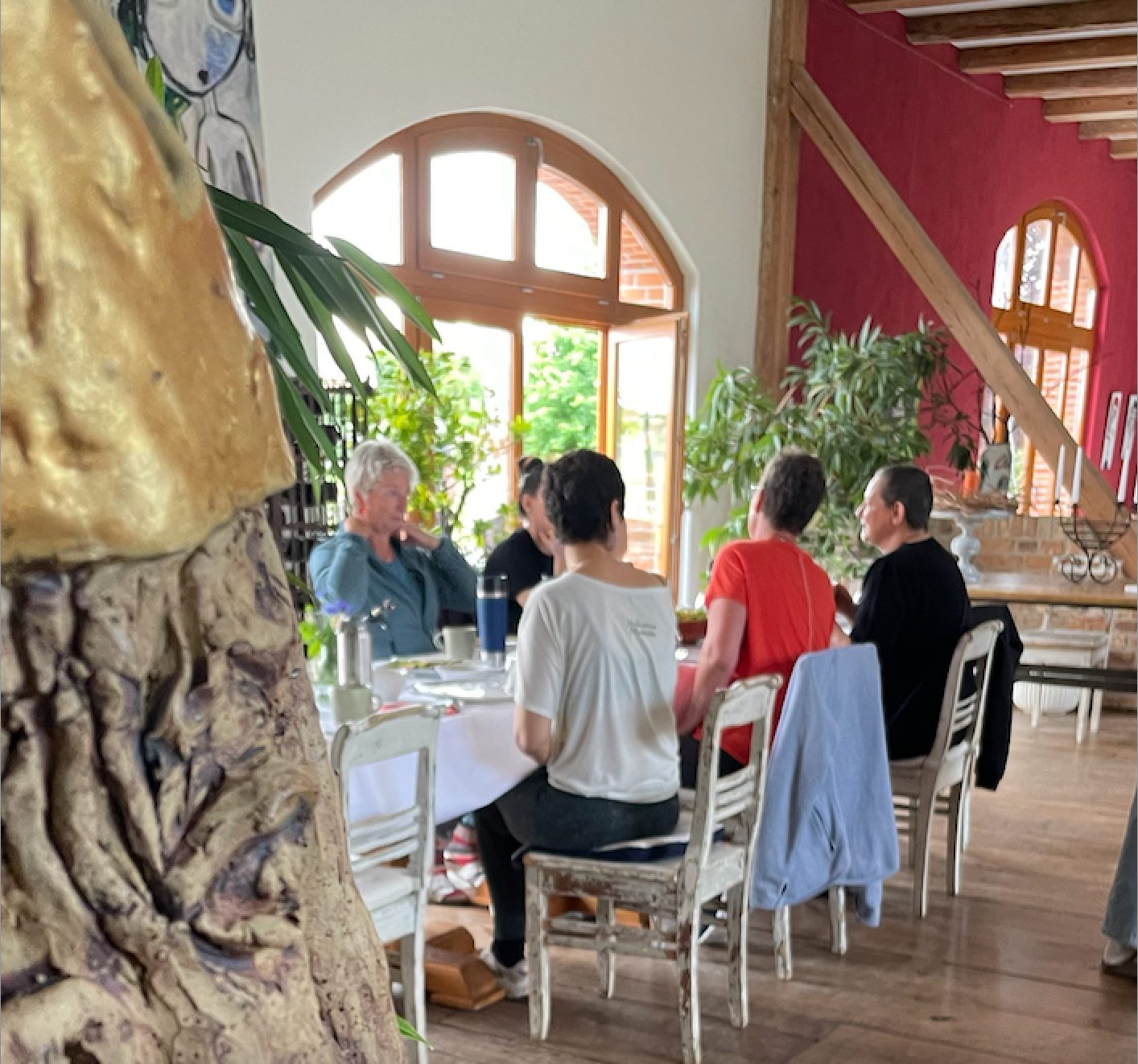 Gruppe beim Yoga im Künstlerhof Roofensee, Wald und See im Hintergrund